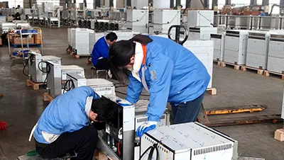 Los técnicos realizan una inspección de las cocinas a gas